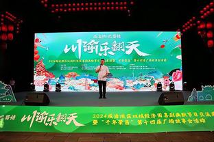 ?李梦和韩旭表演手势舞：我跟旭宝在这里祝大家圣诞快乐哦！